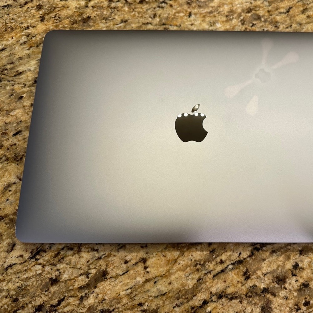 2018 MacBook Pro 13" Touchbar 256GB SSD 8 GB Ram Monterey